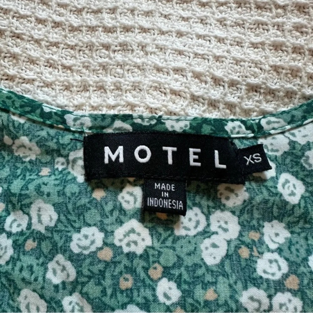 Motel Rocks Yiava Crop Top In Floral Field Green size XS - Picture 4 of 8